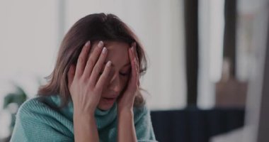 Bir kadın, evden çalışmanın çeşitli zorluklarını vurgulayarak, uzaktan çalışırken derin hayal kırıklığını ifade eder.