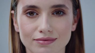 Huzurlu ve düşünceli bir kadın. Gözleri sıkıca kapalı. Huzur ve derin bir iç gözlem havası yayıyor.