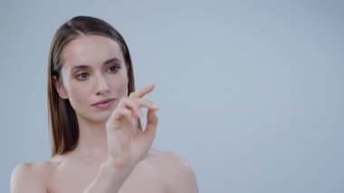 Moda ve güzellik kavramlarına mükemmel uyan yumuşak bir jest ile bir model zarafet yayar.