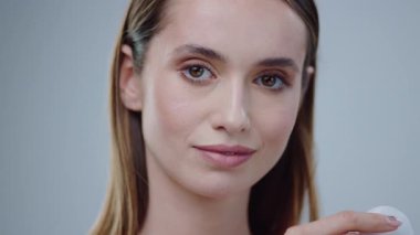 Zarif bir gülümseme ve doğal bir makyajla genç bir kadını güzel bir şekilde gösteren nefes kesici bir portre.