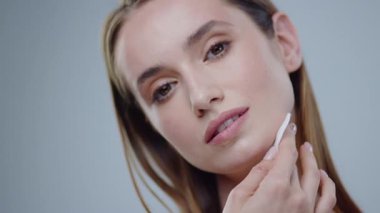Etkili cilt bakımı tekniklerini ustalıkla gösteren ve göz alıcı bir ten rengini korumak için bir model.