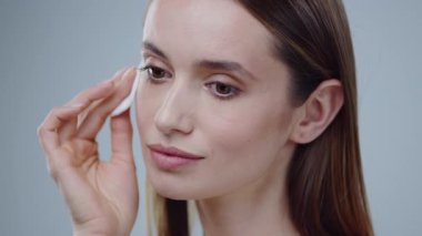 Parlak cildini ve özgün doğal güzelliğini sergileyen dingin genç bir kadının çarpıcı yakın çekimi.