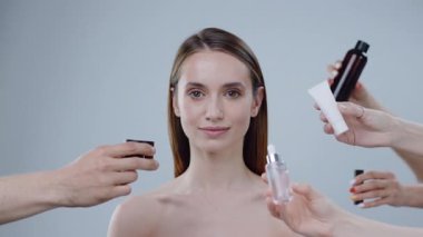 Bu görüntü, genç bir kadının doğal güzelliğini muhteşem yumuşak bir arkaplana yansıtırken görüntüsünü yakalıyor.