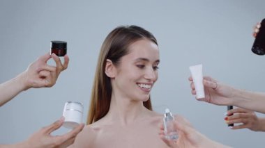 Tarafsız bir arkaplana karşı büyüleyici bir kadın portresi, özgüven ve güzelliğini gözler önüne seriyor.