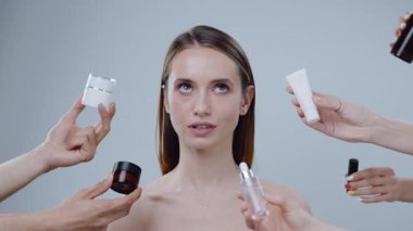 Doğal güzelliği ve minimalist estetiği olan çağdaş temalar için ideal bir kadın portresi..