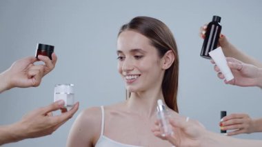 Kendine güveni tam genç bir kadın güzel bir minimalist arkaplanı olan basit bir stüdyoda güvenle duruyor.