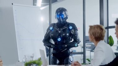 Modern bir ofiste, kendinden emin bir robot görsel yardım kullanarak izleyicilere sunar. Sahne, teknolojinin insan robot işbirliğindeki rolünü vurguluyor