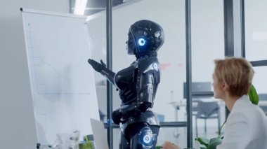 Modern bir ofiste, bir robot çeşitli izleyicilere güvenle sunar, yeteneklerini sergiler ve insan işbirliğini vurgular.