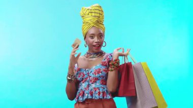 Şık bir kadın kendine güvenerek canlı kıyafetini ve dikkat çeken başlığını sergiliyor.