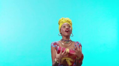 Çarpıcı bir portre başörtüsü ve kalın renkleri olan, kendine güven ve tarz saçan bir kadını gösteriyor..