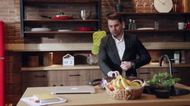 Bu şık bir mutfak dekoru. Gösterişli, gösterişli elementler. Yanında büyüleyici bir sepet taze meyve de var.