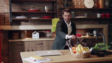 Bu mutfak ahşap aksanlar, şık açık raflar ve göz alıcı dekorlarla çok güzel tasarlanmış.