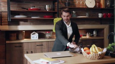 Modern tasarım elementlerinin yanı sıra yemek pişirmek için zarafet ve fonksiyonel estetik içeren şık bir mutfak.