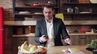 Bir şef, yaratıcılığı artıran şık bir mutfakta taze malzemelerle çevrili bir tarif üzerinde çalışır.