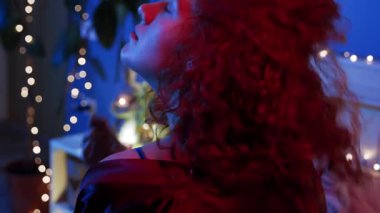 Huzurlu ve huzurlu bir an. Yumuşak ışıkta, gecenin güzelliğini ve sükunetini vurgulayarak.