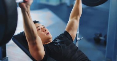 Japon orta yaşlı güçlü adam spor salonunda ağırlık kaldırma egzersizi yapıyor. Kararlılık. Spor dünyasındaki insanlar. Etkin yaşam biçimi.