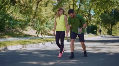 Hoş bir çift huzur parkında gezintiye çıkıyor. Hem spor hem de açık hava aktivitelerini destekliyor.