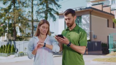 Genç bir çift gün içinde güneşli bir açık hava ortamının tadını çıkarırken birlikte teknolojiyi keşfediyor.