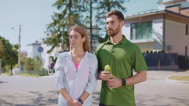 Genç bir çift, barışçıl ve dost canlısı mahallelerinde birlikte spor yapmanın keyfini çıkarıyor.