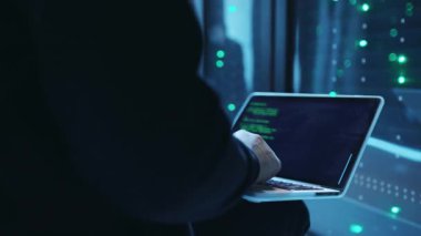 Koyu siyah kıyafetli, gölgeli bir figür karamsar, canlı, neonlit bir ortamda yakalanır.