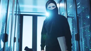 Yüksek teknolojili ve gelecekçi bir ortamda gölgeli bir figür, bugün karşılaştığımız önemli siber tehditleri sembolize ediyor.