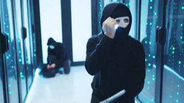 Maskeli davetsiz misafirler, parıldayan ve sofistike bir veri kontrol tesisi içinde yüksek teknolojili bir soygunu gizlice gerçekleştirdiler.