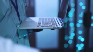 Loş bir odada, mavi gömlekli bir adam onunla iş birliği yaparken, bir doktor acil olarak laptopundan hayati bilgilere erişiyor. Odaklanmaları, önlerindeki zorlukları vurguluyor