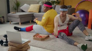 Arkadaşlar eğlenceli bir gün geçirirler. Pizza, kumar ve eğlenceli bir spor programı izlerler. Eğlenceli ve eğlenceli bir ortam yaratırlar.