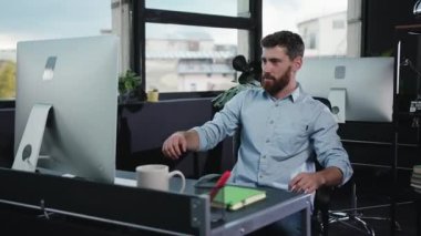 Bu ofis alanı modern bilgisayarlar, verimli bitkiler ve yaratıcı ve üretkenliği teşvik etmek için stil tasarımı harmanlıyor.