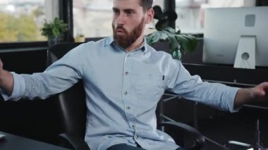 Bitkilerin, parlak bir sandalyenin ve üretkenlik için tasarlanmış modern bir bilgisayarın yer aldığı şık bir ofis..