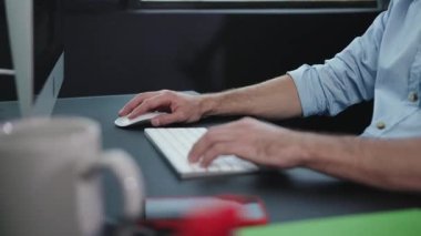 Masaüstü bilgisayarı üzerinde özenle çalışan bir birey yüksek verimliliği açıkça gösteriyor.