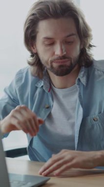 Kafkasyalı ofis müdürü masadaki fırfırlı erkek dizüstü bilgisayarla ilgili bir sorun yaşıyor. İş depresyonu. Engelli işçi.