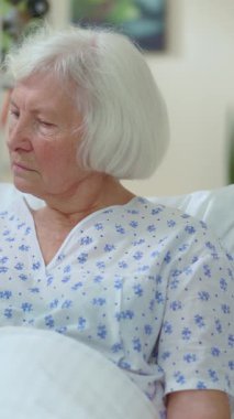 Doktor yaşlı bir kadının boynunu tiroid hastalığı için muayene ediyor. Yaşlı bir hasta ultrasonografi konusunda genç bir doktora danışmanlık yapıyor. Hastalık. Sağlık hizmetleri. Hastane.