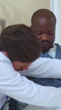 Kafkasya dikkatsizliği telefonda konuşan hastalar için ilaç sayacı uyguluyor. Şok olmuş genç Afrikalı hasta sahte damlacığı keşfedip yardım istiyor..