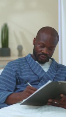 Afro-Amerikalı bir adam hastane yatağında yatıp kendi ilaçlarını uyguluyor. Aptal doktor telefonda konuşuyor ve sohbeti bitiriyor. Kötü ilaç. Yetersizlik kavramı.