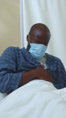 Geceleri hastanede göğsü ağrıyan sefil, Afro-Amerikan bir adam. Işıklar kapansın. Coronavirüs enfeksiyonundan ölen hasta. Salgın. Kimse yardım etmiyor..