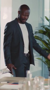 Hızlı bir ofiste, uygun bir erkek gergin bir kararla karşı karşıya, bir kadın acil belgeleri izlerken bir sopayı kavrıyor.