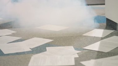 Modern ofiste sigara içilen bir şey. Dökümanlar yere dökülüyor. Monitör yere düşüyor. Duman her yere yayılıyor. Kapalı.