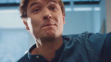 Kotlu tişörtlü, sarı saçlı, öğle arasında top atan tatlı bir çocuk. Adam ofiste bir şeyleri kırıyor. İçeride. Yakın plan..