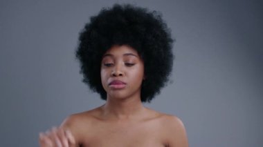 İnanılmaz yarı çıplak Afrikalı Amerikalı kadın gelecekteki teknoloji dokunmatik ekran seçenekleri seçiyor. Gri arka planda güzel, zeki bir kızın portresi..