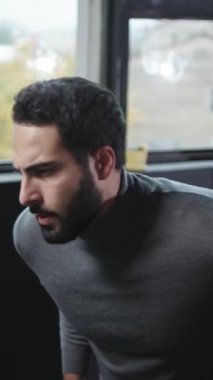 Bu sahne, ergonomik sandalyesi ve yeşil süslemesi olan modern bir ofisi gösteriyor.