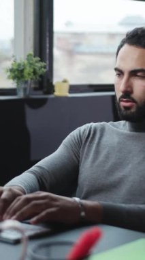 Şık ve modern bir ofis ortamında odaklanmış bir birey hem yaratıcılık hem de üretkenlik sergiliyor.