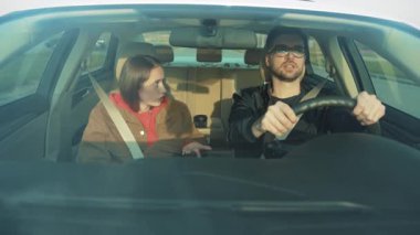 Genç bir çift keyifli bir sürüş içinde, birlikte geçirdikleri anların samimiyetini harika bir şekilde sergiliyorlar.