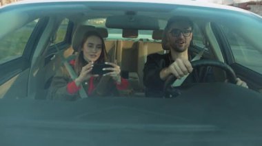 İki yakın arkadaş neşeyle etkileşime girerken nefes kesen güzel manzaranın tadını çıkarıyorlar.