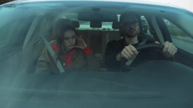 Gergin bir araba yolculuğu, iki yolcu arasındaki duygu kasırgasını, hayal kırıklığını ve tefekküre dayandırır.