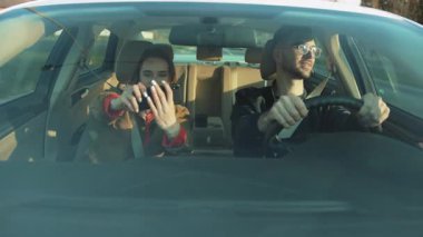 Uzun bir yolculuk sırasında, genç bir sürücü ve yolcuları dikkatleri dağılır, önlerindeki yolu kaybederler.