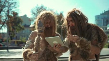 İki yaratıcı mağara adamı teknolojiyi keşfeder, mizahi bir şekilde tarihi ve modernliği karıştırırken doğanın tadını çıkarırlar.