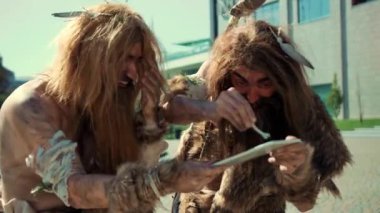 İki hevesli mağara adamı bir tablet cihaz kullanarak modern teknolojiyi keşfetmek için eğlenceli bir maceraya atıldılar.