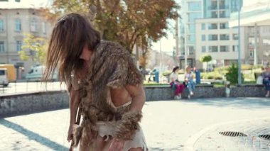 Eski bir mağara adamı karakterinin hareketli, modern bir şehir ortamında komik ve eğlenceli bir birleşimi.