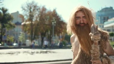 Sakallı bir mağara adamı, canlı kentsel çevreyle neşe içinde karşılaşır. Antik çağla modern dünyayı birleştirir.